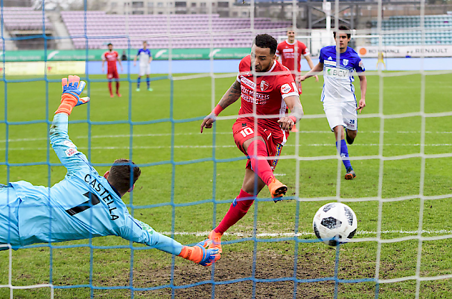 Mit Wucht. Im Nachsetzen verwandelte Carlitos den Elfmeter im Derby gegen Lausanne zum zwischenzeitlichen 1:0.