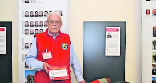 Er hat es redigiert. Leo Jossen zeigt das B&uuml;chlein &uuml;ber Medard Gsponers Erlebnisse in der Festung.  