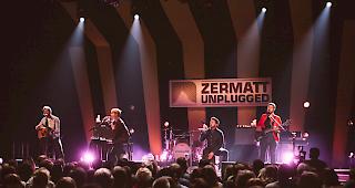 Kodaline. Von links: Mark Prendergast, Steve Garrigan, Vinny May und Jason Boland auf der Zeltb&uuml;hne des Zermatt Unplugged. 