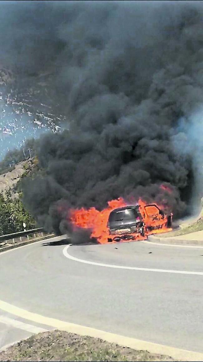In Flammen. Am Samstag ist es auf der Simplonpassstrasse zu einem Autobrand gekommen.