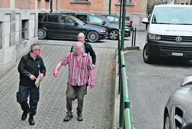 In Fussschellen. Securitas-Mitarbeiter bringen den Sexualstraftäter U.B. zur Anhörung ins Gerichtsgebäude.