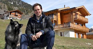 Daniel Albrecht vor seinem Haus in Fiesch.