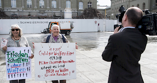 Ein Zeichen setzen. Susanne Bonanomi und Louise Schneider (v.l.) von der Gesellschaft f&uuml;r eine Schweiz ohne Armee (GSoA) protestieren am Mittwoch vor dem Bundeshaus gegen Kriegsmaterialgesch&auml;fte der Schweiz im Ausland.
