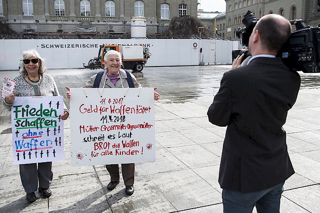 Ein Zeichen setzen. Susanne Bonanomi und Louise Schneider (v.l.) von der Gesellschaft für eine Schweiz ohne Armee (GSoA) protestieren am Mittwoch vor dem Bundeshaus gegen Kriegsmaterialgeschäfte der Schweiz im Ausland.