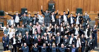 Empfang im Bundeshaus. Mit 15 Medaillen und 28 Diplomen bei den Winterspielen sowie 3 Goldmedaillen und 6 Diplomen bei den Paralympics schnitt die Schweizer Delegation so gut ab wie seit 30 Jahren in Calgary nicht mehr.