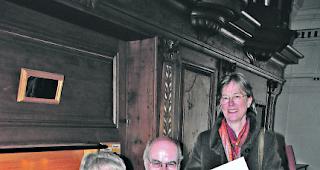 Orgelempore Naters. Vor Konzertbeginn, von links: Organisten Gabriele Gertschen, Hilmar Gertschen und Lektorin Kathrin Ullmann. 