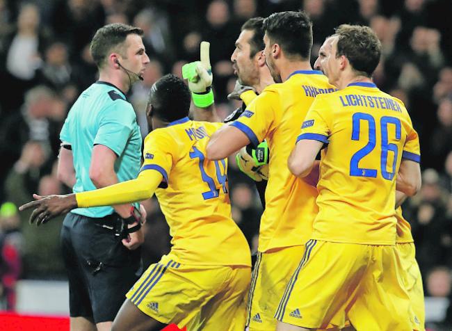 Ein fataler Pfiff? Juves Spieler mit Gigi Buffon (Mitte) und Stephan Lichtsteiner beschweren sich bei Schiedsrichter Michael Oliver, Elfmeter und «Rot» statt eine sensationelle Wende.