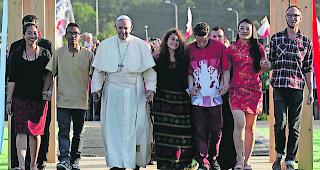 Papst Franziskus macht sich gemeinsam mit den Jugendlichen auf den Weg in die Zukunft. 