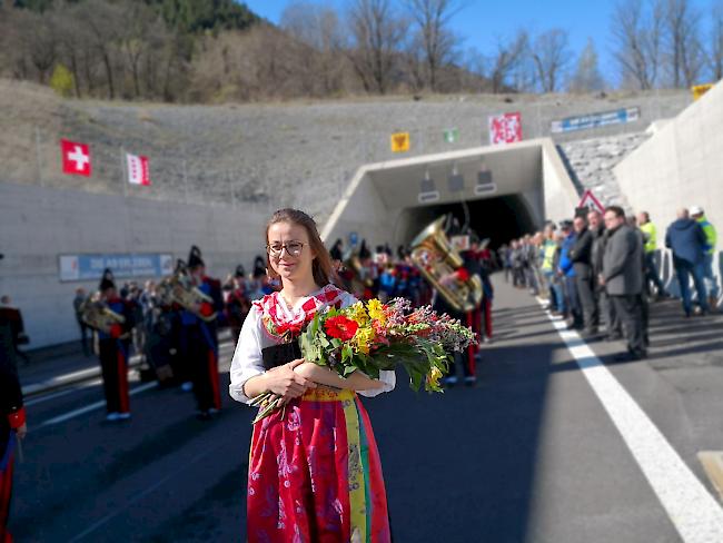 Feierlich. Nach zehn Jahren Bauzeit konnte der Tunnel Eyholz am Freitagmittag offiziell eröffnet und damit für den Verkehr freigegeben werden.