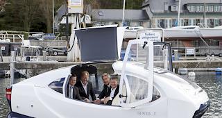 Das Wassertaxi SeaBubbles l&auml;uft bei seiner Premiere auf Grund. 