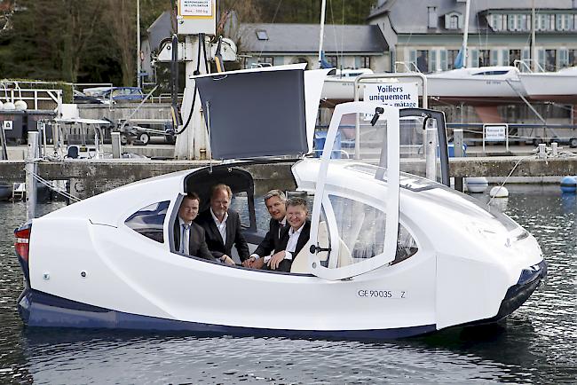 Das Wassertaxi SeaBubbles läuft bei seiner Premiere auf Grund. 