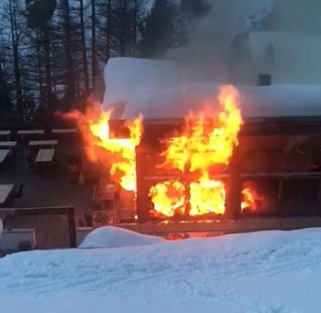 Auch aus der Luft wird der Brand im Bergrestaurant bekämpft. 

