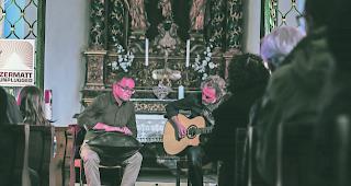 Magisch. Wenn Bruno Bieri (links) und Sandro Schneebeli in der Winkelmattkapelle spielen, fliegt die Zeit nur so dahin.  