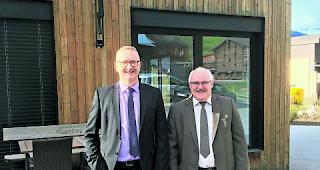 Angebot erweitern. Stiftungsratspr&auml;sident Herbert Schmidhalter (rechts) und Heimleiter Urban Eyer orientierten an der Stifterversammlung &uuml;ber das Projekt Alterswohnungen.  