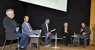Das Podium mit dem Berner St&auml;nderat Hans St&ouml;ckli, St&auml;nderat Beat Rieder, Moderator Armin Bregy, der B&uuml;nder SP-Nationalr&auml;tin Silva Semadeni und SPO-Grossrat Gilbert Truffer (von links).