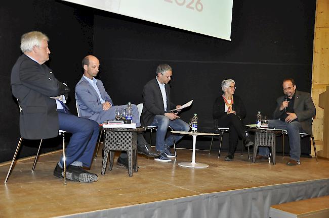 Das Podium mit dem Berner Ständerat Hans Stöckli, Ständerat Beat Rieder, Moderator Armin Bregy, der Bünder SP-Nationalrätin Silva Semadeni und SPO-Grossrat Gilbert Truffer (von links).