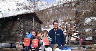 Die Kinder sind fasziniert von der elektrohydraulischen Trage.