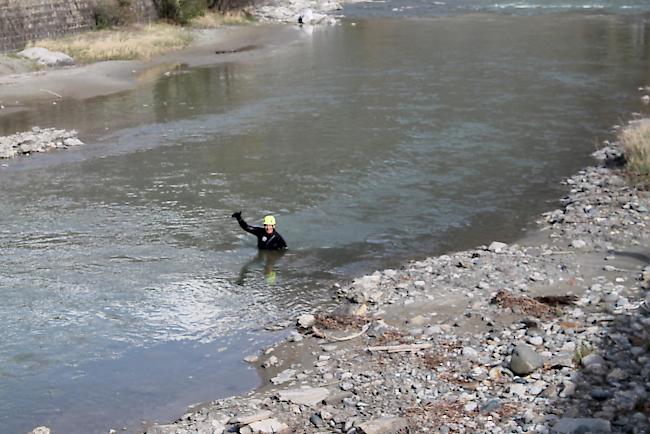 Daumen hoch! Unerschrocken im kalten Wasser der Vispa.