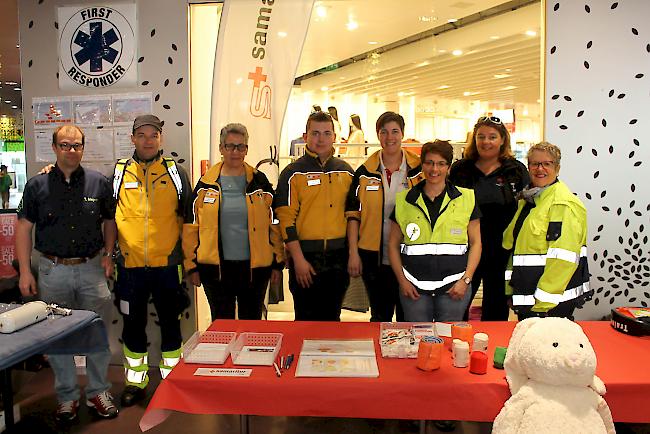 Die Sanität Oberwallis AG und die First Responder Oberwallis hatten ihre Stände nebeneinander. Auch in der Praxis arbeitet man eng zusammen.