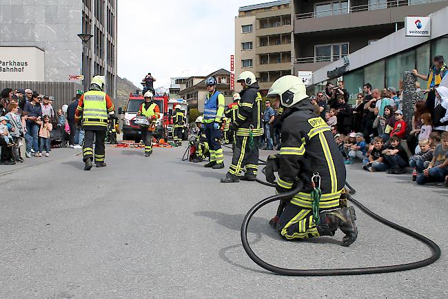 Die Autounfall-Demonstration: Angehörige der Feuerwehr sind bereit, um einen möglichen Brand sofort löschen zu können.