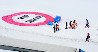 Stop toxique. T&auml;glich queren 30 Gefahrgut-Transporte den Simplonpass. Mitglieder der Alpen-Initiative fordern ein Verbot. 