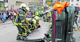 Eindr&uuml;cklich. Das &laquo;Unfallopfer&raquo; wird aus dem Fahrzeug befreit. 