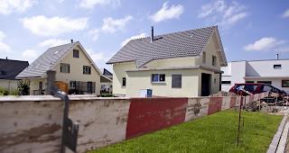 Beliebt: freistehendes Einfamilienhaus mit Garten und sch&ouml;ner Aussicht. 