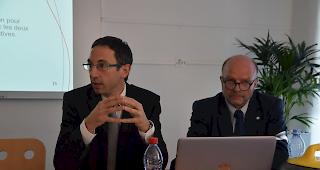 Staatsrat Fr&eacute;deric Favre und Thomas Gurtner, Pr&auml;sident des Vereins Sion 2026, pr&auml;sentieren die M&ouml;glichkeit einer Aufteilung der Curling-Wettbewerbe auf zwei Standorte.