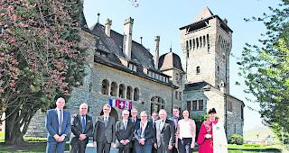 Empfang. Die franz&ouml;sische Botschafterin in der Schweiz, Anne Paugam (Mitte), besuchte am Dienstag offiziell den Kanton Wallis. 