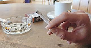 Wer im Fumoir etwas trinken will, soll sich nach dem Willen des Staatsrates seine Getr&auml;nke k&uuml;nftig im Nichtraucherbereich holen m&uuml;ssen.