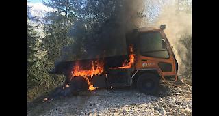 Ein brennendes Kommunalfahrzeug oberhalb von Susten