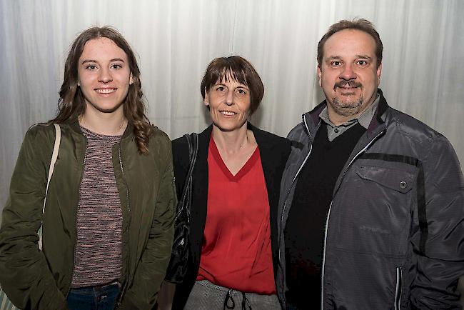 Samira (16), Katja (45) und René Ambord (50), Brig.