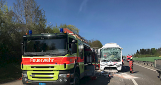 Verkehrsunfall. Eine Auffahrkollision zwischen zwei Lastwagen und einem Reisecar forderte am Mittwochnachmittag auf der A1 in Winterthur-W&uuml;lflingen mehrere verletzte Personen.