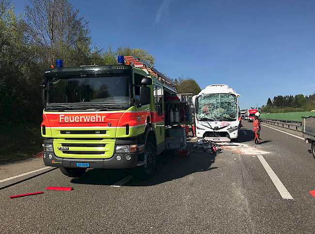 Verkehrsunfall. Eine Auffahrkollision zwischen zwei Lastwagen und einem Reisecar forderte am Mittwochnachmittag auf der A1 in Winterthur-Wülflingen mehrere verletzte Personen.