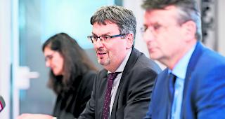 Mehr Wettbewerb. Das Bundesamt f&uuml;r Verkehr setzt die SBB unter Druck, will die Konzession f&uuml;r zwei Fernverkehrslinien an die BLS abgeben. BAV-Direktor Peter F&uuml;glistaler (links) und sein Stellvertreter Pierre-Andr&eacute; Meyrat gestern in Bern.  