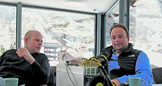 Kryptounternehmer. Die Zermatter Josef Schaller (links) und Benjamin Schaller sch&uuml;rfen in Zermatt nach digitalem Gold. 