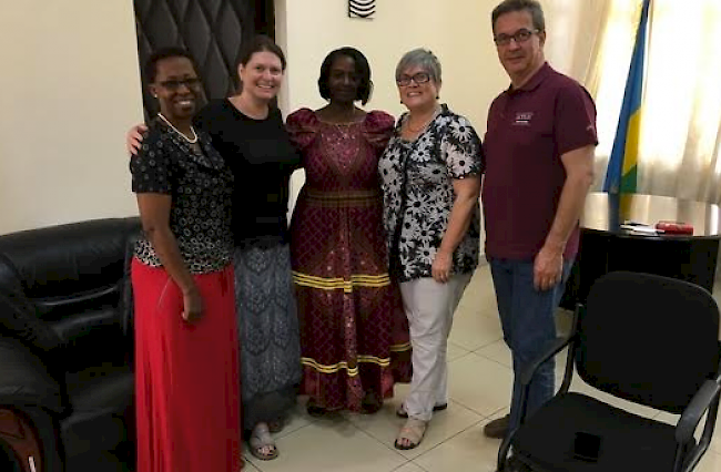 Zu Besuch in Ruanda: Dr. Donatilla Magamana, Sandra Michellod (HEdS), Dr. Jeanne Kagwiza, Anne Jacquier-Delaloye (HEdS) und Pierre-Yves Roh (HEdS).