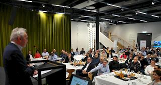 Referent Dr. Ludwig Hasler: Die Menschen sollen Piloten, und nicht Passagiere, des digitalen Wandels sein.