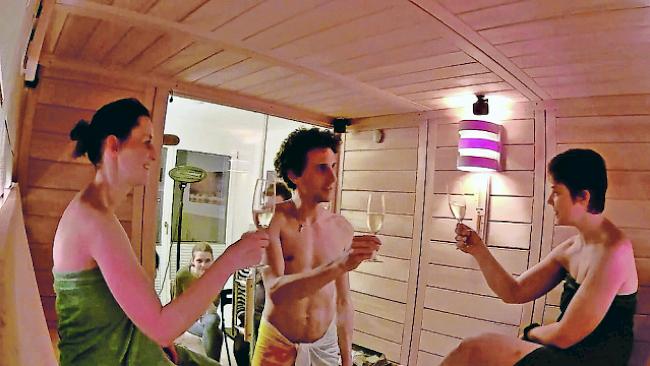 Santé. Nur zwei Damen wagten den Gang in die Sauna. 