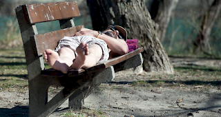 Ein Sonnenhungriger geniesst bei Les Iles die warmen Temperaturen. (Archiv)