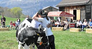 Nicolas und Carmen L&ouml;tscher aus Unterb&auml;ch feiern mit ihrer Jane den Titel Miss Schattenberge.