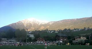 Der FC Brig-Glis und Visp am Samstagabend bei besten Bedingungen in der Geschina.
