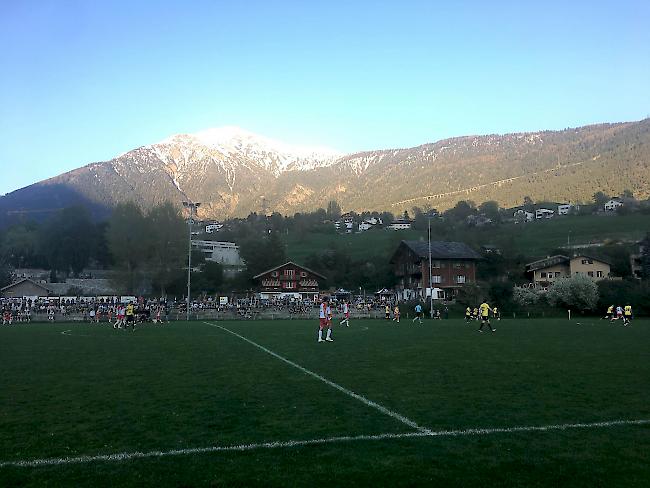 Der FC Brig-Glis und Visp am Samstagabend bei besten Bedingungen in der Geschina.