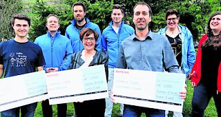 Check&uuml;bergabe. Valentin Andenmatten (JuBla Gr&auml;chen), Mario Andenmatten, Benjamin Walter, Fabienne Murmann (Verein Unterschlupf), Jonathan Ruppen, Ivo Walter (Wohnresidenz St. Jakob), Michaela Amstutz, Noemi Sieber (von links).  