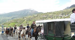 Pferde und Reiter ziehen durch die Kleeg&auml;rten Richtung Pfarrkirche.