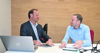 Optimistisch. Michael Nellen, Gesch&auml;ftsf&uuml;hrer Blatten-Belalp Tourismus (l.), und Marco Decurtins, Kommissionspr&auml;sident Tourismus, zeigen sich erfreut &uuml;ber die Entwicklung der Logiern&auml;chte. 