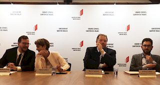 Philipp-Matthias Bregy, Marianne Maret (Vizepr&auml;sidentin), Marcel Delasoie (Kommissionspr&auml;sident) und Anthony Lamon erkl&auml;ren die Details des neuen Bergbahnengesetzes.