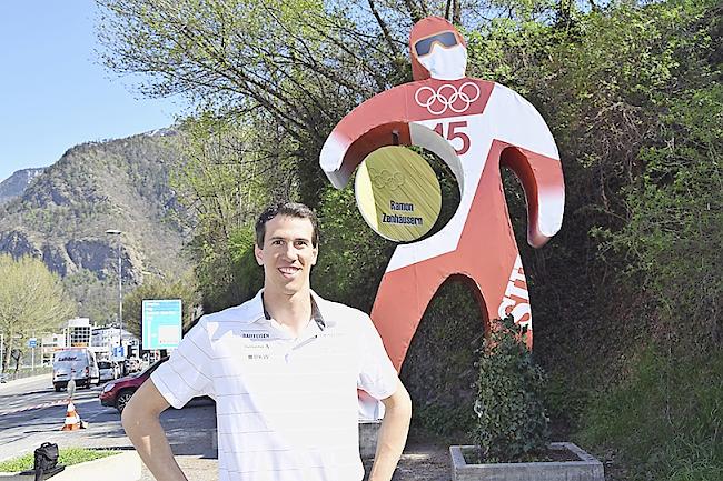 Ramon Zenhäusern vor der kürzlich enthüllten Statue.