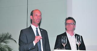 Kampf mit Worten. Die Olympia-Bef&uuml;rworter Beat Rieder und Diego Clausen duellierten sich mit den Olympia-Gegnern Laura Schmid und Gilbert Truffer. Leider mochten nicht viele Zuh&ouml;rer dem Duell im La Poste folgen. 