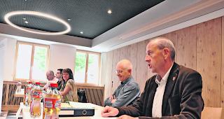 Masterplan. Gemeindepr&auml;sident Roger Kalbermatten (rechts) f&uuml;hlt der Bev&ouml;lkerung auf den Zahn und will die Gemeinde mit dem Strategiepapier &laquo;Zukunft Saas-Fee&raquo; vorw&auml;rtsbringen. 